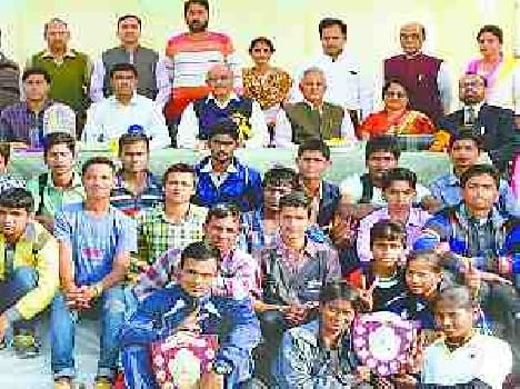 Prabhat Singh and shikha Gaur crest Best Players
